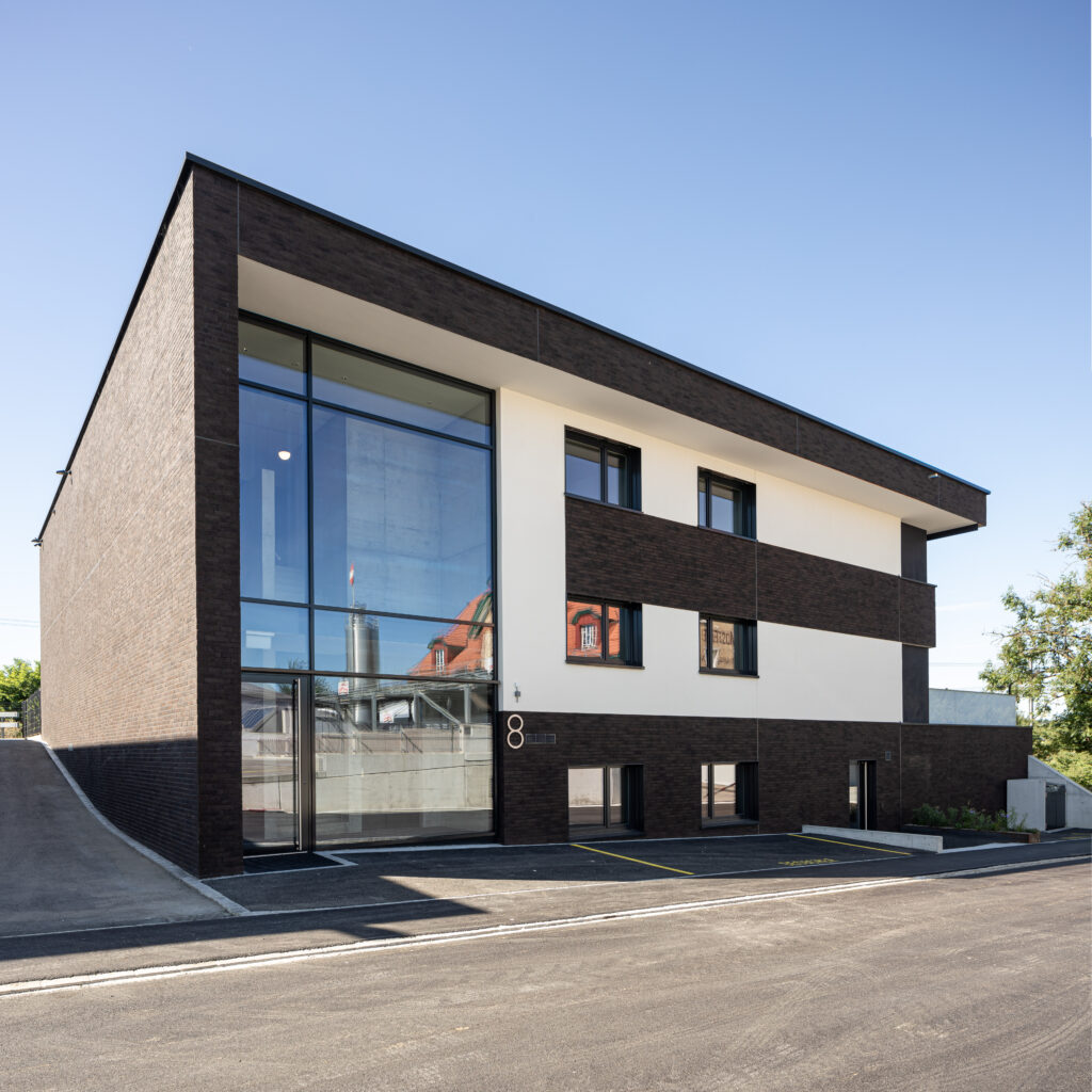 Fassade Mehrfamilienhaus, Oberach – Ganz Verlegearbeiten